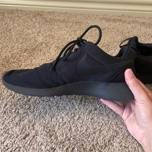 Black Nike Tennis Shoes